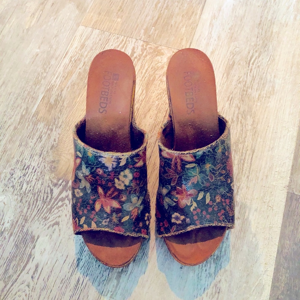 Floral wooden mule/clogs.
